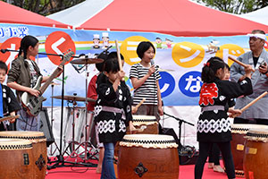 太鼓とバンドのコラボで品川音頭を歌う女の子