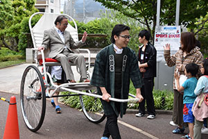 人力車に乗る濱野区長