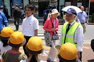 あいさつをする伊与田会長とJR五反田駅長