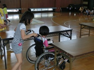 車イスで狭い通路を通過する体験