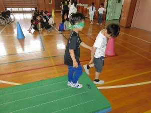 アイマスクを付けて段差を歩く体験