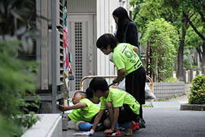 自動販売機の下のごみに手を伸ばし、、、