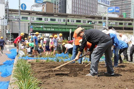 花壇を耕す地域の皆さん