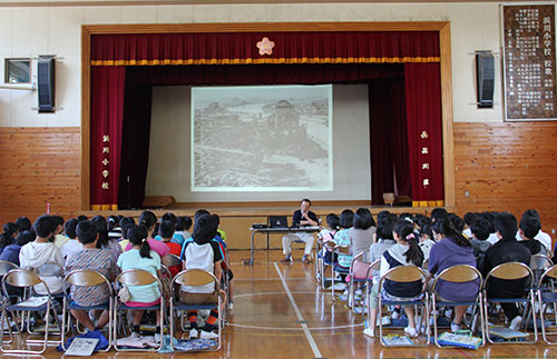 浜川小学校体育館で行われた原爆先生特別授業の様子