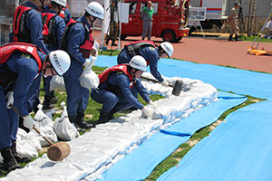 積み土のう工法を実施する様子