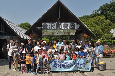 金沢自然公園前で記念撮影(2号車バス)