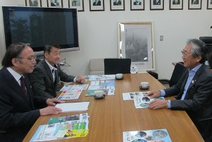 懇談する濱野区長と竹田会長