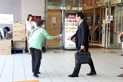 大井町駅中央口で啓発活動