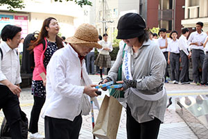 「今日は”消費者の日”です」と声を掛けて