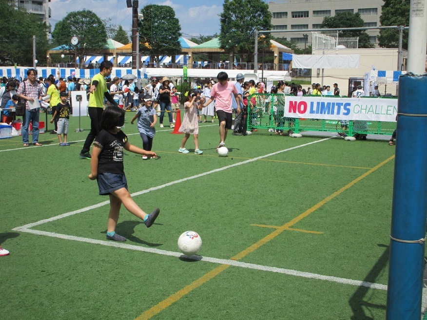 ブラインドサッカー体験　目隠ししてシュート