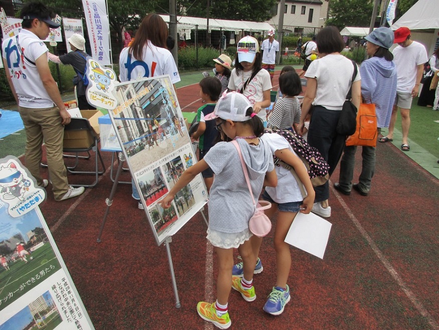 パネル展示を見る子どもたち