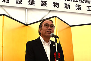 祝賀会であいさつする濱野区長