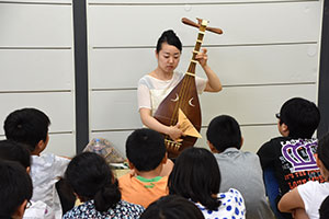 祇園精舎を語る榎本さん