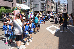 旧東海道を練り歩くみこしの列