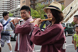 お祭りムードを盛り上げるお囃子グループの方々