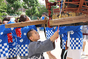 リズミカルに太鼓をたたく児童