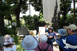 鹿嶋神社内の記念碑を解説