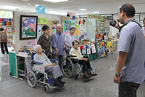 会場で記念写真を撮る出品者