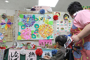 梅雨の花、アジサイの作品の前で