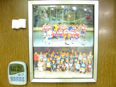 店に貼られているアイスホッケーチームの写真