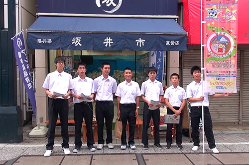 アンテナショップ前でPR活動をする中学生