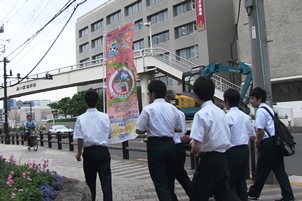 のぼりを持ってPRに向かう男子生徒