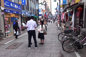 戸越銀座商店街でPR活動をする生徒