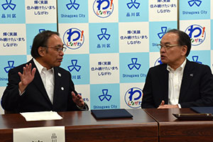 懇談する濱野区長と出口学長