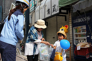 子どもへ啓発グッズ配布