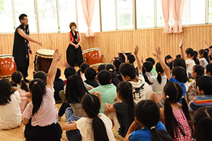 次々と質問する子どもたち