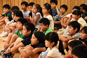 プロの演奏jに真剣に聞き入る子どもたち