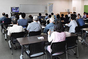 DVDを視聴する受講者