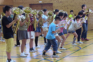 金管バンドの演奏を披露