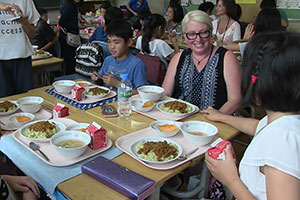 外国人教員と一緒に給食タイム