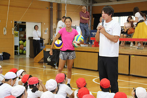 講師の黒川魁選手(右)と藤井桜子選手(左)