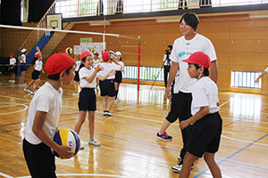 パスの練習をする黒川選手と子どもたち