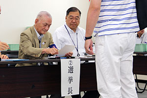 立候補者届出 書類確認する選挙長