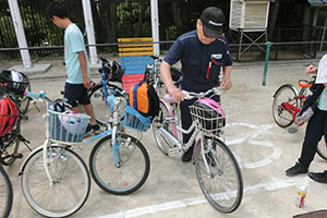 子どもたちの自転車の点検