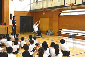 シュートを披露する京谷さん