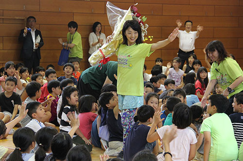 子どもに手を振る岩崎さん