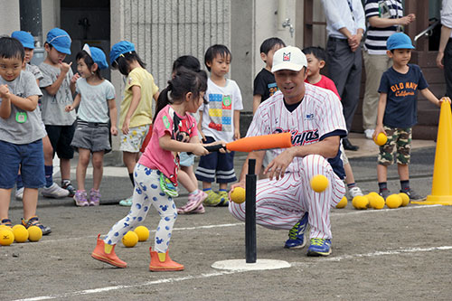 園児に打撃指導する宮本さん
