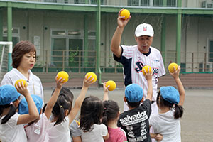 ボールの握り方を教える宮本さん