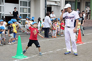 ボールの投げ方を教える