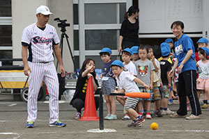 打撃練習をする宮本さん