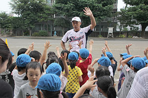 宮本さんの話を聞く園児