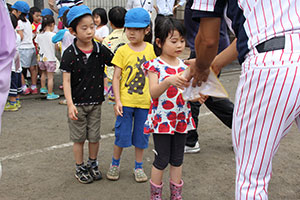 参加した全員に参加賞のお土産を配る