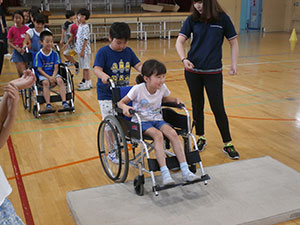 車イスに乗る人、介護する人、両方の立場を体験