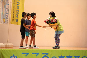 児童から岩崎さんに花束贈呈