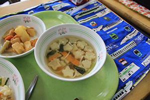 七夕用の給食は星型にくりぬかれた食材を使用