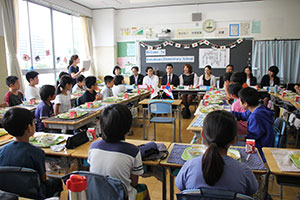 大使館職員を囲んでおもてなし